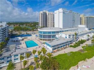 una vista aérea de un complejo con piscina y edificios en Castle Beach Club Apartments, en Miami Beach
