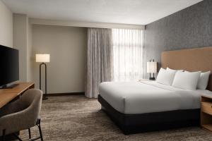 Embassy Suites by Hilton at Hot Springs Convention Center客房内的一张或多张床位