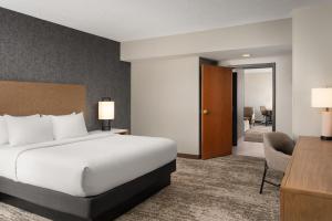 Embassy Suites by Hilton at Hot Springs Convention Center客房内的一张或多张床位