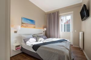 a bedroom with a large bed and a window at Rodehuus Wohnung 4 in Borkum