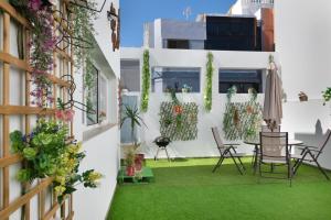 a patio with green grass and plants on a building at Garden Terrace House - La Isleta in Guanarteme