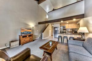 un salon avec un canapé et une table dans l'établissement Lakeland Village 324 - Tahoe Studio Loft Ski Beach, à South Lake Tahoe