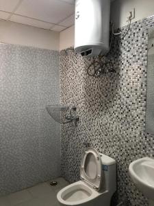 Ένα μπάνιο στο Condo By The Golf !