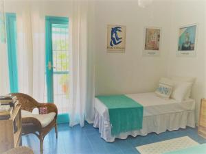 una piccola stanza con un letto e una finestra di Villetta sul Mare incluso Accesso Stabilimento a San Felice Circeo