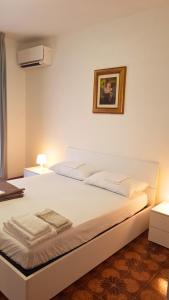 A bed or beds in a room at Casa Stazione Magliana