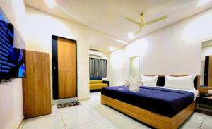 Postel nebo postele na pokoji v ubytování Radiant hotel,andheri east terminal 1,2