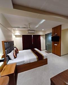 Postel nebo postele na pokoji v ubytování Radiant hotel,andheri east terminal 1,2