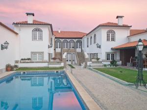 Swimmingpoolen hos eller tæt på BCL14V6 Charming 6bdr manor house with pool