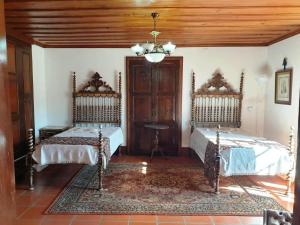 En eller flere senge i et værelse på BCL14V6 Charming 6bdr manor house with pool + 49 billeder