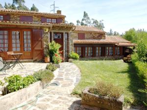 an exterior view of a house with a yard at BCL12V3 Antiga Azenha convertida num alojamento tu in Barcelos