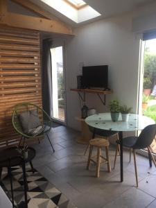TV o dispositivi per l'intrattenimento presso LES GITES CHEROIS, ravissant cottage, 3 personnes