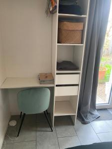 Letto o letti a castello in una camera di LES GITES CHEROIS, ravissant cottage, 3 personnes Altre 8 foto