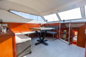 Un barco con una mesa en medio de una habitación. en Yacht EVASION La Rochelle - Bateau insolite, en La Rochelle 12 fotos más