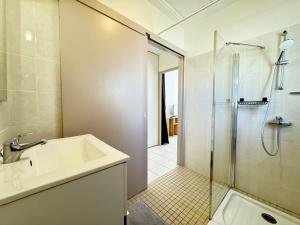 Ένα μπάνιο στο Appartement Les vagues dorées - Résidence Kiwi