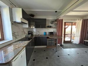 Kuchyň nebo kuchyňský kout v ubytování Agroturystyka Siedlisko pod dębami