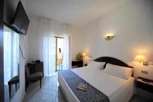 Postel nebo postele na pokoji v ubytování Hotel Royal Positano