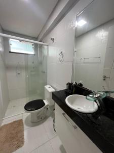 Un baño con inodoro, lavabo y ducha. en Bombinhas Summer Beach Apto moderno a 300 m da praia, en Bombinhas
