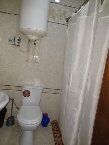 Koupelna v ubytování Maximum Hotel