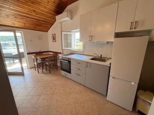Kuchyň nebo kuchyňský kout v ubytování Apartments Šuda