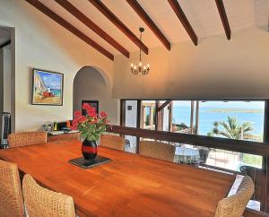 uma sala de jantar com uma grande mesa de madeira com flores em Tivigny Villa em Lower Woburn