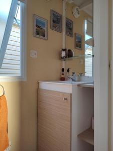 a bathroom with a sink and a mirror at BUNGALOW E10 na lands hause in Pataias
