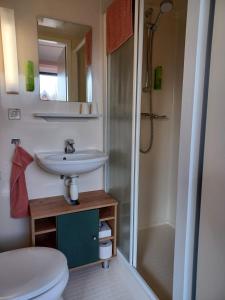 Koupelna v ubytování Hotel Dichtbijzee