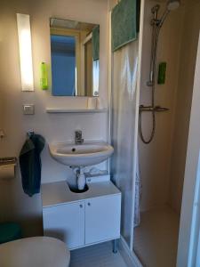 Koupelna v ubytování Hotel Dichtbijzee