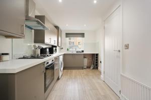 Η κουζίνα ή μικρή κουζίνα στο Yasmin's Townhouse - Sleeps upto 10, great for groups with FREE Parking - Hosted by Stay Host Save