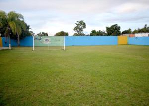 ボイトゥヴァにあるChácara em Boituvaの塀と目標を持つサッカー場