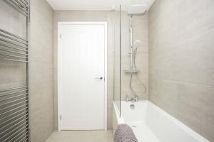 Ένα μπάνιο στο Yasmin's Townhouse - Sleeps upto 10, great for groups with FREE Parking - Hosted by Stay Host Save +36 φωτογραφίες