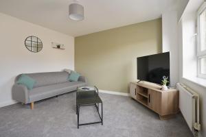 Μια τηλεόραση ή/και κέντρο ψυχαγωγίας στο Yasmin's Townhouse - Sleeps upto 10, great for groups with FREE Parking - Hosted by Stay Host Save