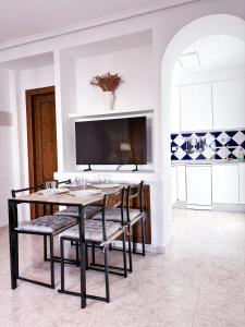 a dining room with a table and chairs at Sonne, Strand und Urlaubsmodus! in Torrevieja