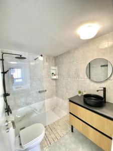 Un baño con inodoro, lavabo y ducha. en Villamar Cala, en Villajoyosa 14 fotos más