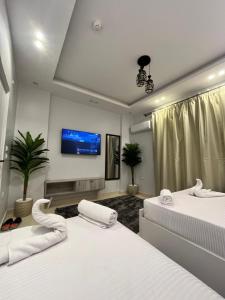 Een bed of bedden in een kamer bij Triple garden view hotel