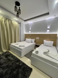 Een bed of bedden in een kamer bij Triple garden view hotel
