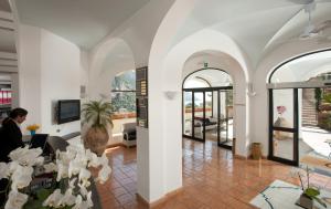 TV a/nebo společenská místnost v ubytování Hotel Royal Positano