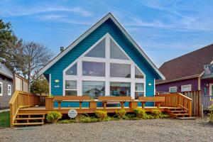 ein blau-weißes Haus mit einem großen Fenster in der Unterkunft Blue Wave Cottage in Pacific Beach