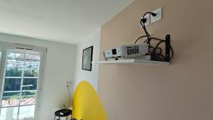 Televízia a/alebo spoločenská miestnosť v ubytovaní Grande maison familiale avec piscine, proche plage