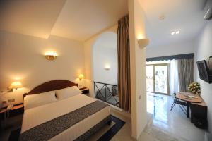 Postel nebo postele na pokoji v ubytování Hotel Royal Positano