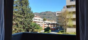 een raam met uitzicht op een straat met gebouwen bij "LAGO VERDE" Como garage privato in Como