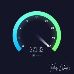 een snelheidsmeter op een auto met een groene klok bij Tides Lobitos in Lobitos