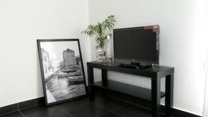 TV at/o entertainment center sa Apartments Palatium