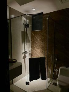 Koupelna v ubytování Zameen Aurum Luxury Apartment Gulberg-3 Mirhaahomes-2