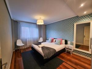 a bedroom with a bed in a room at La casa del navegante in Castro-Urdiales +16 photos