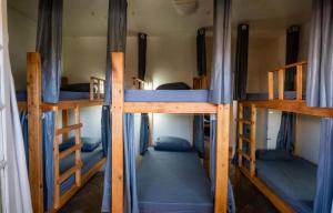 Palanda nebo palandy na pokoji v ubytování Take it Easy Hostel