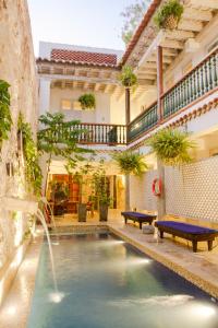 een zwembad met een fontein in een huis bij Casa Pizarro Hotel Boutique in Cartagena