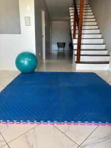 een blauwe yogamat op de vloer in een kamer bij Tides Lobitos in Lobitos