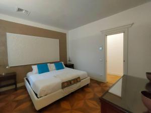 una camera da letto con un letto grande con cuscini blu di La Grande Bellezza Deluxe House a Venezia