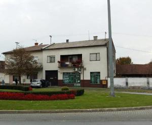 a house with a car parked in front of it at Dedin dvorac in Valpovo