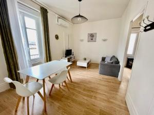 a living room with a table and chairs and a couch at Appartement T2 Centre Ville GS2 in Châteauroux